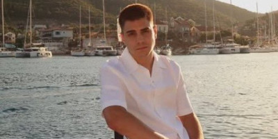 Glumac Lazar Tasić (23), poznat po ulozi Uroša Ristića u seriji "Sablja", zaprosio je svoju dugogodišnju partnerku i vest podelio sa pratiocima na Instagramu.