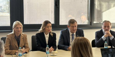 Potpredsednica Vlade Srbije i ministarka privrede Adrijana Mesarović posetila je danas fabriku u Poslovnoj zoni Aleksandrovac u Laktašima, kao i Banjalučku pivaru.