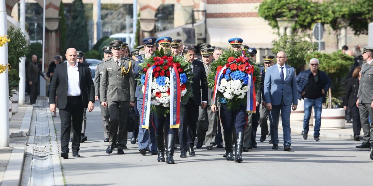 Veliki broj ljudi došao na sahranu generala Nebojše Pavkovića