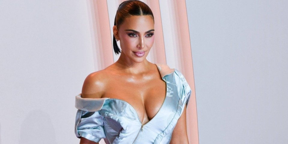 Grudi Kim Kardašijan napravile pometnju: Dubokim dekolteom zapalila Pariz (FOTO)