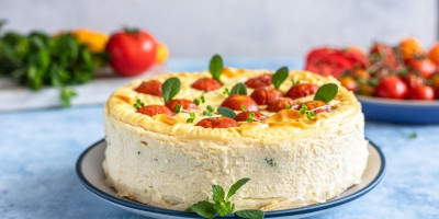 Na svakoj slavskog trpezi traži se jelo koje će izgledati svečano, biti lako za pripremu i ostaviti utisak. Slani čizkejk je upravo takav – moderni klasik koji spaja jednostavne sastojke i bogat ukus u elegantno predjelo.