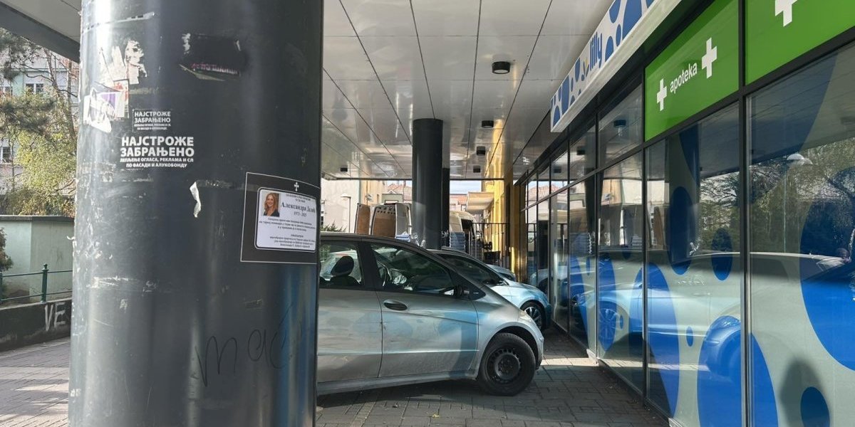 "Sahranjuju" živu direktorku: Grad izlepljen lažnim umrlicama