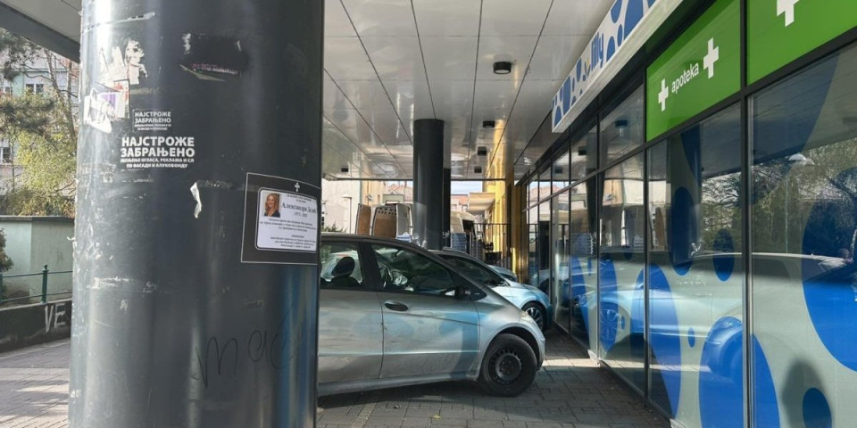 "Sahranjuju" živu direktorku: Grad izlepljen lažnim umrlicama