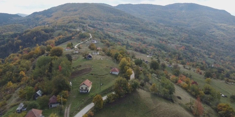 Sama u klupi, ali velika u srcu: Devetogodišnja Eldina pešači šest kilometara kako bi stigla na nastavu - Ovako izgleda njen život (FOTO)