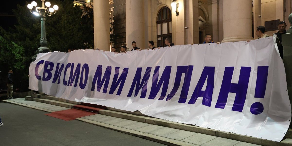 Svi smo mi Milan! Veliki broj građana na skupu podrške muškarcu kog je ranio blokader u terorističkom napadu (FOTO/VIDEO)