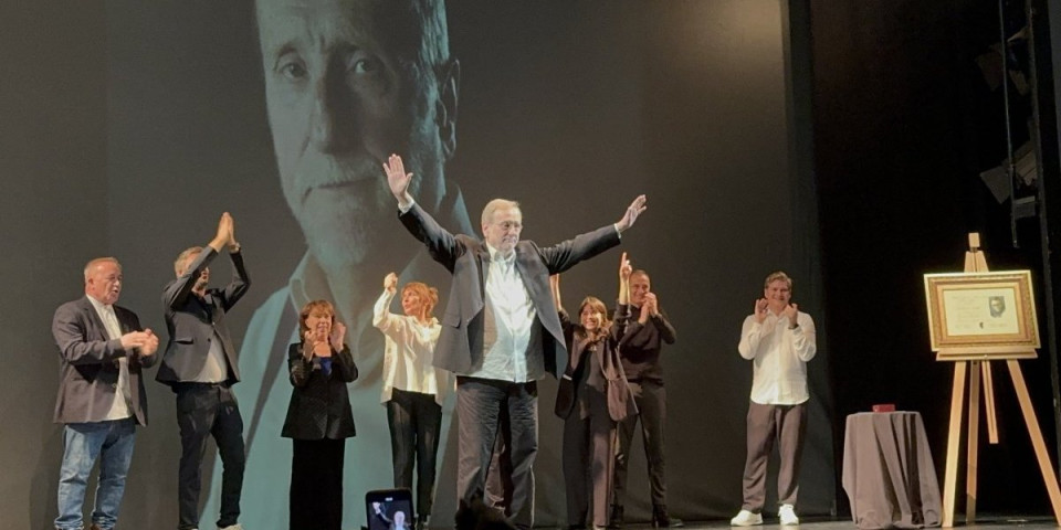 (VIDEO) Gromoglasan aplauz za Bogdana Diklića: Glumcu uručena nagrada "Dobričin prsten" za životno delo