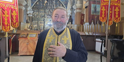 Svešteniku Miladinu Spasojeviću (75) iz Kikinde, protonamesniku hrama Svetog oca Nikolaja, lopovi su ukrali automobil iz dvorišta njegove kuće usred dana, a potom mu vratili uz poruku i 2.000 dinara.