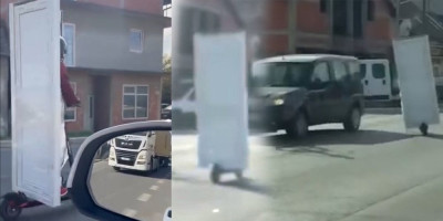 Snimak na kojem nepoznata osoba u Surčinu na električnom trotinetu prevozi vrata, zapalila  je društvene mreže.