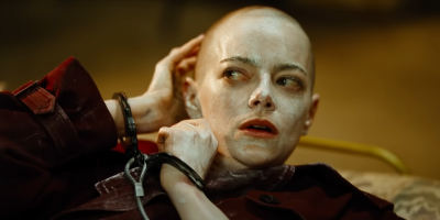 Neobična scena dogodila se u Los Anđelesu, gde su gledaoci morali da obriju glavu kako bi prisustvovali specijalnoj projekciji filma "Bugonia" sa Emom Stoun u glavnoj ulozi.