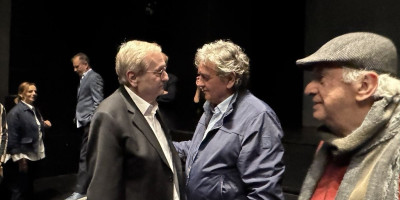 Na dodeli nagrade za životno delo "Dobričin prsten", glumac Bogdan Diklić doživeo je emotivan trenutak kada mu je priznanje lično čestitao njegov dugogodišnji prijatelj i kolega Radoš Bajić.