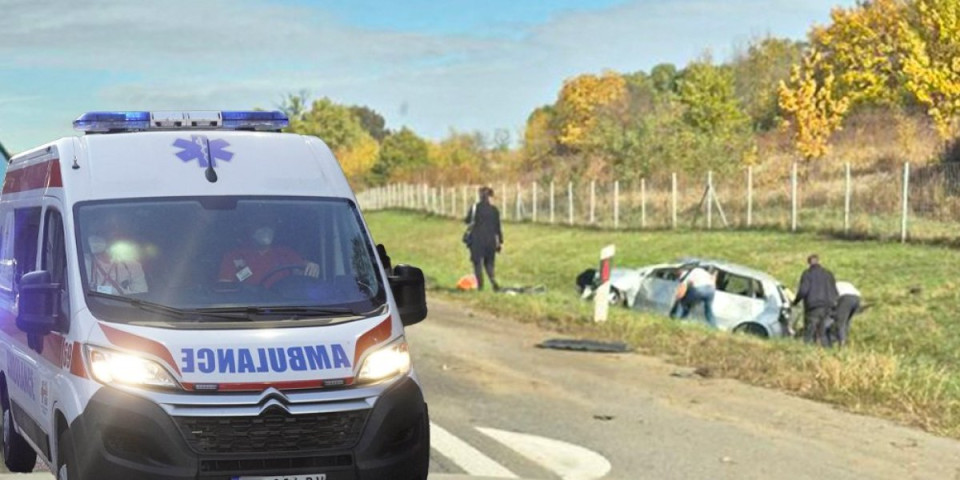 Osoba leži, auto uništen, ljudi trče u pomoć: Jeziv udes kod Malog Požarevca (FOTO)