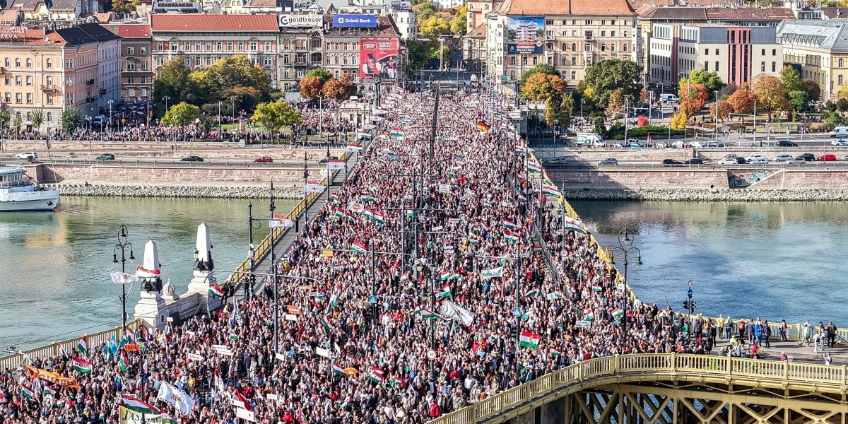 Mađarska na nogama, hiljade ljudi u Budimpešti, gradom se ori: Viktore, Viktore! (VIDEO)