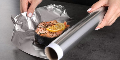 Mnogi se pitaju koja strana alumunijumske folije treba da dodiruje hranu, a stručnjaci su otkrili kako da je pravilno upotrebljavate.