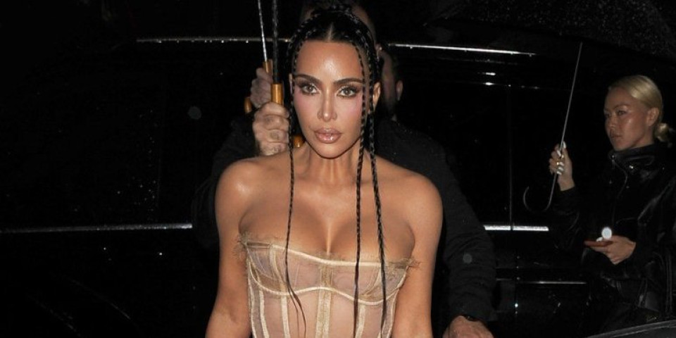 Dekolte puca, zadnjica ispala iz haljine: Kim Kardašijan proslavila 45. rođendan - oblinama zapalila internet (FOTO)