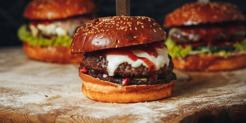 Trik s kockicom leda čini burger sočnijim: Kuvari otkrivaju šta je ključno