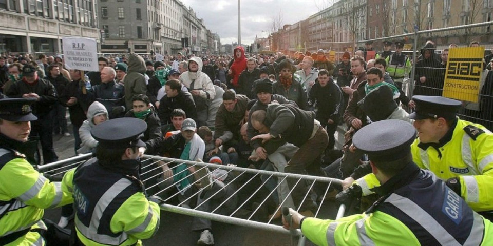 Neredi ispred hotela za azilante: Policija gubi kontrolu, zapaljeno vozilo (VIDEO)