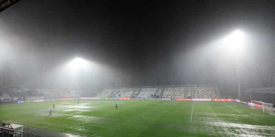 Prekid meča u Rijeci: Fudbaleri se posle 13 minuta povukli sa terena (FOTO/VIDEO)