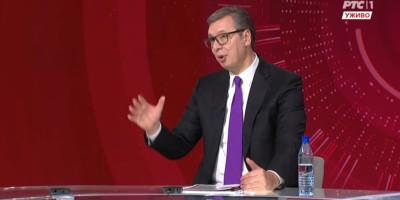 Predsednik Srbije Aleksandar Vučić, na pitanje šta će učiniti da razminira eksplozivnu situaciju u kojoj se Srbija nalazi, rekao je da pitanje otkriva deo problema.