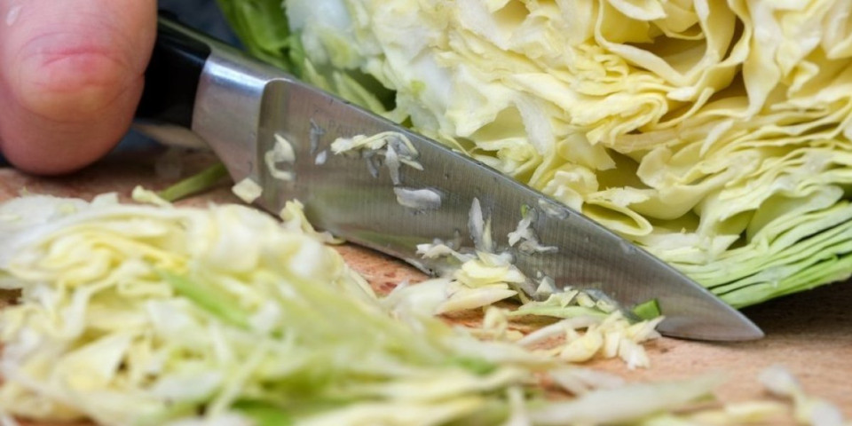 Zaboravite na nož: Genijalan trik da za 3 minuta savršeno iseckate kupus za salatu