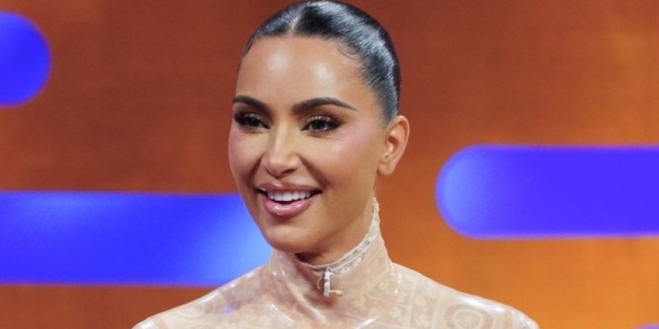 Izdanje Kim Kardašijan zgranulo javnost: Grudi se ocrtavaju - haljina kao bakina mušema (FOTO)