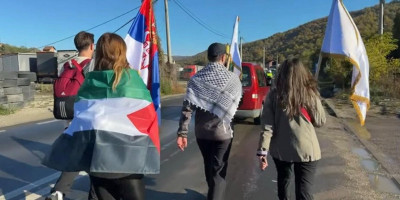 Blokaderi iz Novog Pazara već danima pešače na četiri točka ka Novom Sadu, a ovog jutra je još jedna grupa krenula u "šetnju".