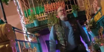 Saradnik blokadera Feđa Dimović iz Beogradskog sindikata uhvaćen je kako se baškari u luksuznom hotelu na Kipru!