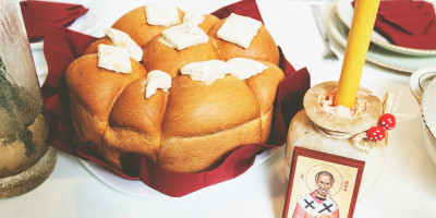 Jerej inž Hadži Željko Jovanović otkriva za Informer da li je greška zalepiti ikonu na slavsku sveću.