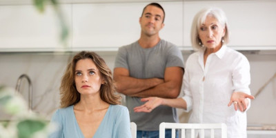 Iako se često okrivljuju ljubavnice za propast brakova, podaci u Srbiji otkrivaju drugačiju sliku – mnogi odnosi se raspadaju upravo zbog svekrvi.