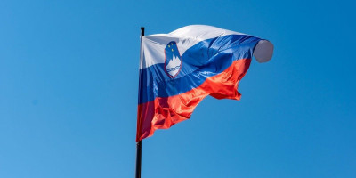 Od 1. januara 2028. godine, papirne fakture više neće biti dozvoljene u transakcijama između preduzeća u Sloveniji. Razmena eFaktura biće obavezna, piše Forbes Slovenija.