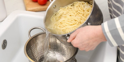 Mnogi misle da puštanje hladne vode pre nego što prospu kipuću u sudoperu štiti cevi od oštećenja. Međutim, stručnjaci tvrde da ta navika zapravo nije tačna.
