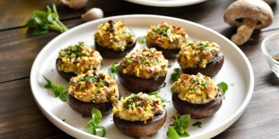 Punjene, zapečene pečurke koje ne samo da divno izgledaju, već su i izuzetno ukusne, a zahvaljujući svojoj veličini idealne su kao mali zalogaji.