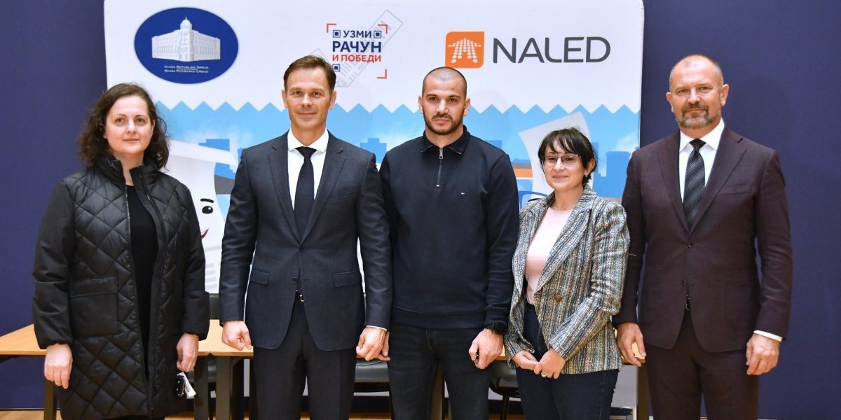 Siniša Mali i Jovan Vorkapić sa pobednicima nagradne igre "Uzmi račun i pobedi"