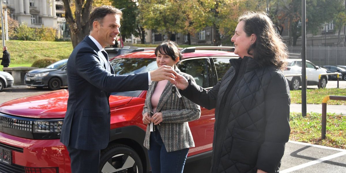 Dobitnice automobila u nagradnoj igri "Uzmi račun i pobedi".