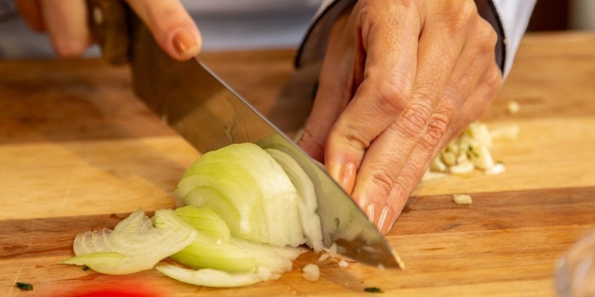 Zaboravite na suze dok seckate luk: Nema više noževa i neprijatnog mirisa ručka na prstima