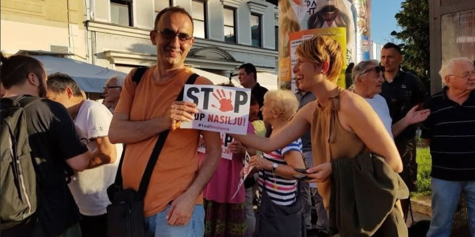 Sad je sve jasno, godinama su se pripremali: Dinko Gruhonjić 2019. držao transparent sa krvavom šakom