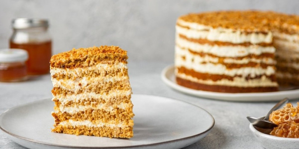 Trik za jednostavno sečenje okruglih torti: Brzo, uredno i dobijate više paričića