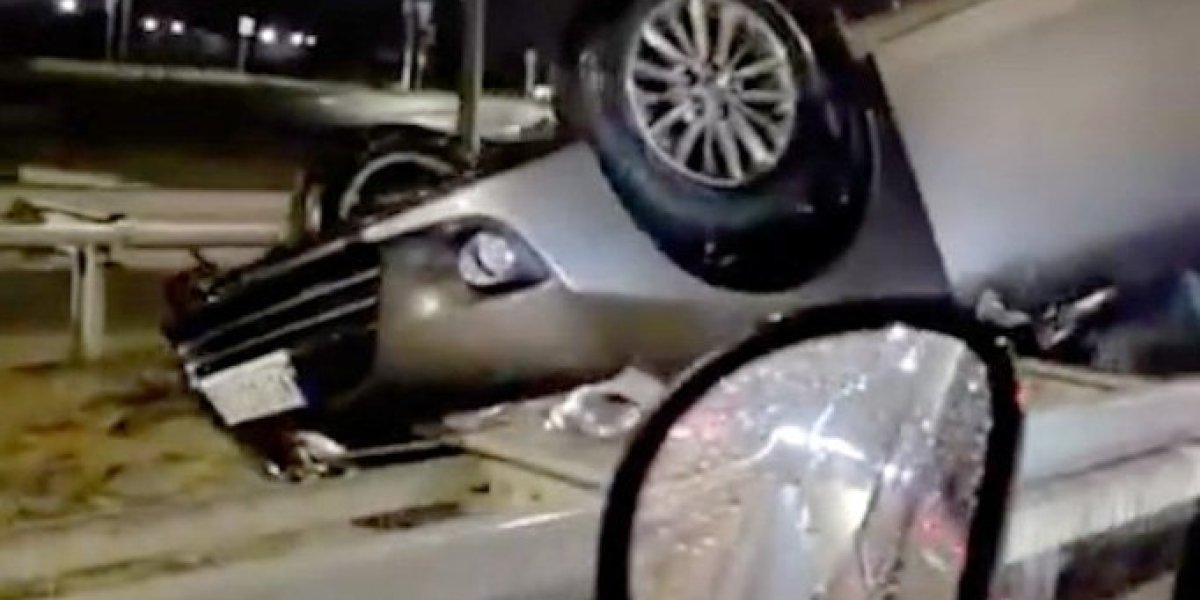 Automobil na krovu, probijena bankina: Jeziva saobraćajka u Novom Sadu (VIDEO)