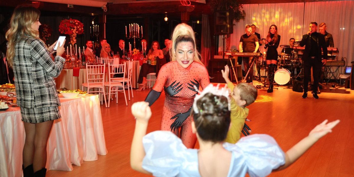 Spektakl na rođendanu Jovane Jeremić - Voja i Dragan kleče dok ona meša uz trubače (VIDEO)