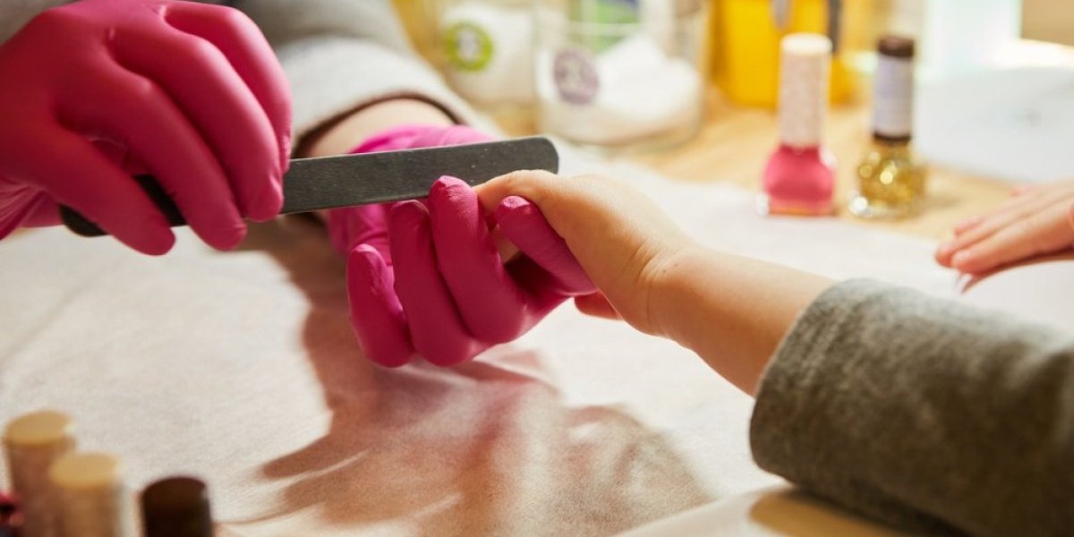 Majka ćerki od 7 godina uradila veštačke nokte: "Nema još ni sve zube, a već ima kandže" (VIDEO)