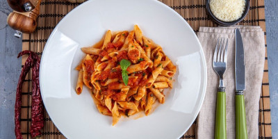 Ako ste ljubitelj začinjenih jela i brzih recepata koji obiluju ukusima, pasta arabiata je savršen izbor.