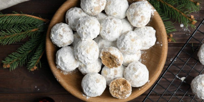 Nema slavske trpeze bez sitnih kolača, među kojima uglavnom dominiraju bombice, najlakši domaći kolačići za pripremu, a danas vam predstavljamo jedan fenomenalan.