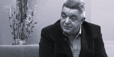 Glumac Nebojša Čolić, poznat po nezaboravnom liku Fike Bosanca iz popularnog serijala "Kursadžije", preminuo je danas u 68. godini života.