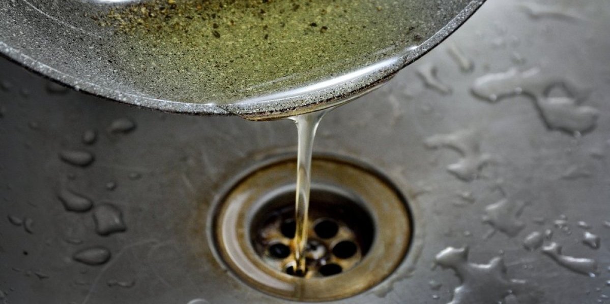 Greška koju mnogi prave: Evo zašto nikada ne smete da izlijete ulje u sudoperu