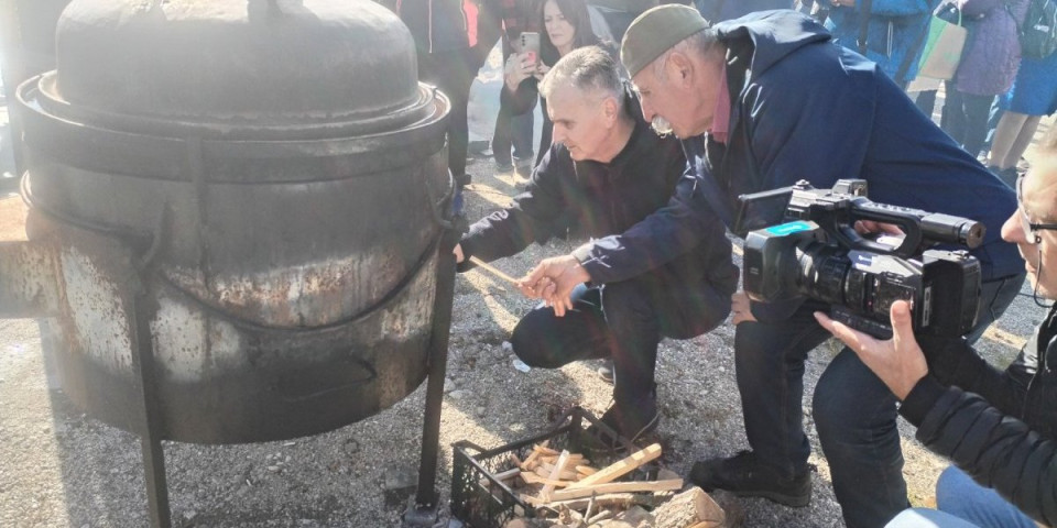 Opštenarodno veselje je počelo! Posle paljenja kazana "čučavca" usledilo je prvo "živeli"
