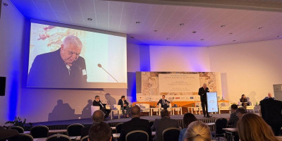 Ministar informisanja i telekomunikacija Republike Srbije Boris Bratina učestvovao je na Četvrtoj međunarodnoj konferenciji "Central Europe on Its Own Path", koja se održava od 24. do 26. oktobra 2025. godine u Pragu, u organizaciji više akademskih i javnih institucija iz regiona Srednje Evrope.