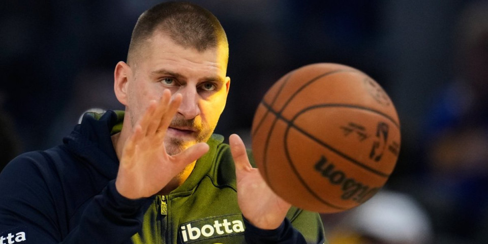 Uhvatili se za glavu, svi skočili sa klupe kad su videli šta je Jokić uradio (VIDEO)