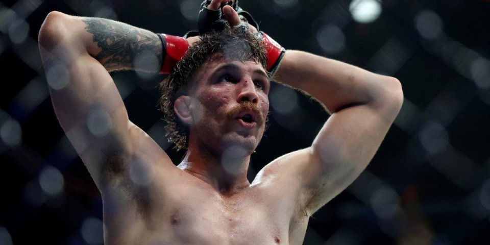 Ljudi, ovo je nokaut godine - Stravično, pogodio ga nogom u glavu, jedva ga probudili