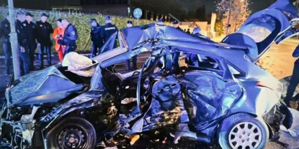 Ovako izgleda automobil u kom je stradala cela porodica! Jezive fotografije nakon udesa na Novom Beogradu (FOTO)