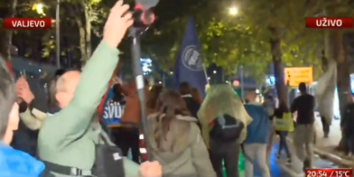 Slavlje uz muziku, vređanje Vučića i policije obeležili skup blokadera u Valjevu.