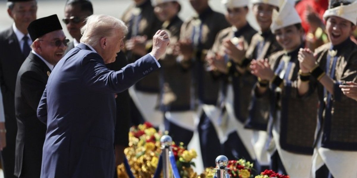 Trampov potez zapanjio sve na aerodromu! Cure snimci, ovo niko nije očekivao! (VIDEO)
